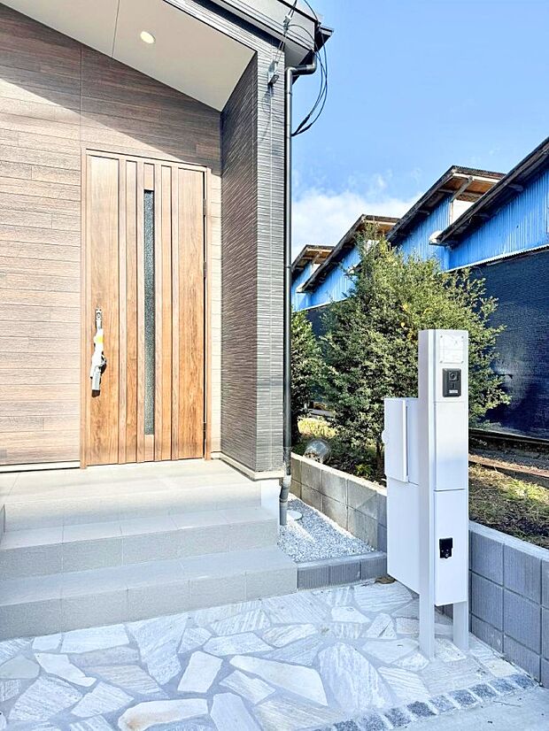 【玄関】■ 心地よい暮らしへとつながる、温かい玄関