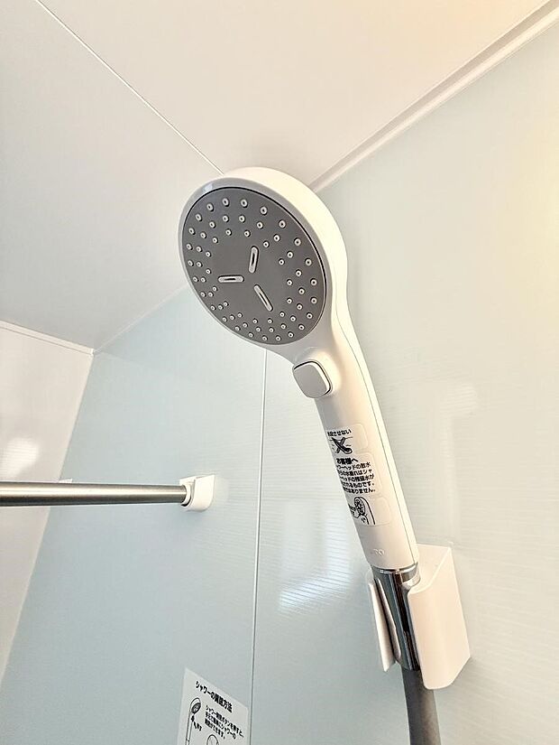 【止水シャワーヘッド】■わざわざシャワー水栓のレバーまで手を伸ばす必要がなく、簡単に止水できる