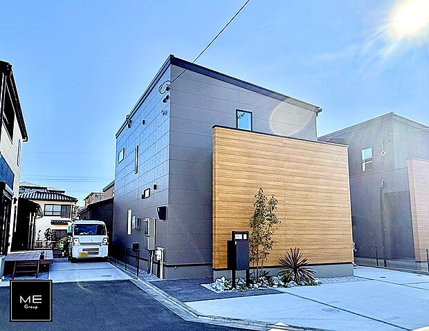 【現地外観写真】■暮らしを彩る充実した設備仕様が備わった住まい