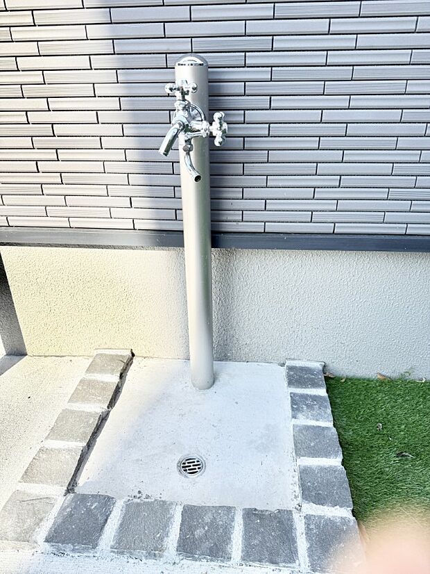 【その他現地】■ガーデニングや洗車などの際に大活躍な屋外立水栓