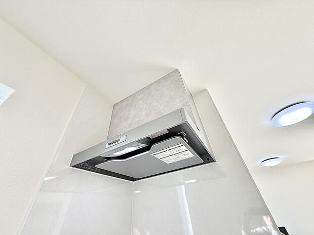 【レンジフード】■フードに覆われている為、匂いが換気扇に誘導され、効率的に排煙ができます