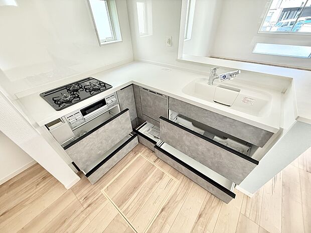 【システムキッチン】■家族の絆を深める、温もりのあるキッチン