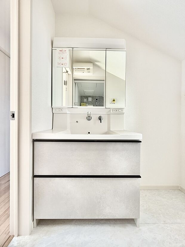 【浴室乾燥機】■冬でも温かく、快適乾燥機能で湿気対策もバッチリ