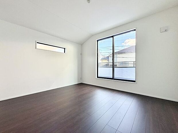 【寝室】■窓の配置や通気性の良い設計で部屋の空気がこもらず、常に新鮮な空気が流れます