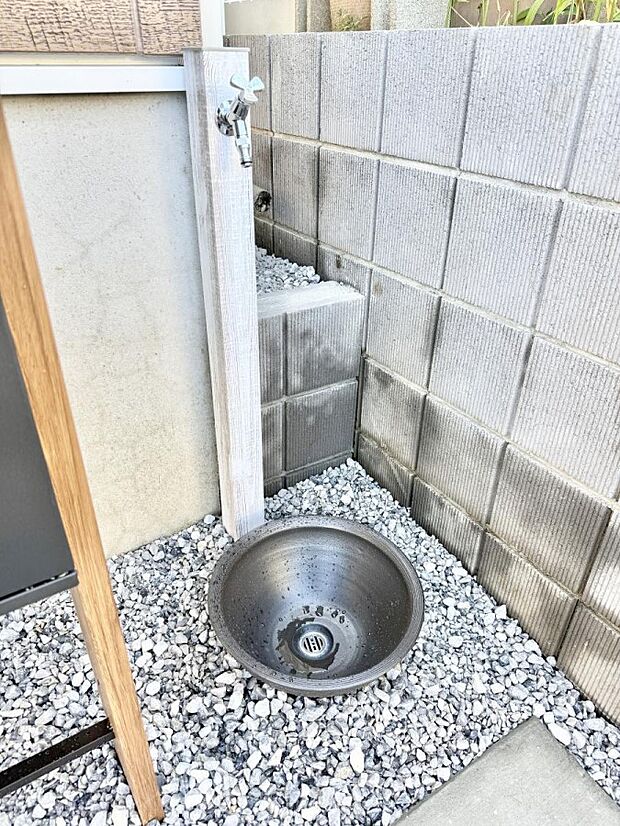 【その他現地】1号棟  ■ガーデニングや洗車などの際に大活躍な屋外立水栓  