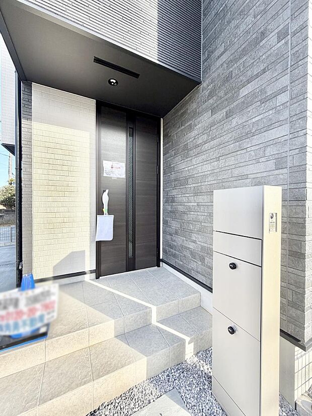 【玄関】■ 心地よい暮らしへとつながる、温かい玄関