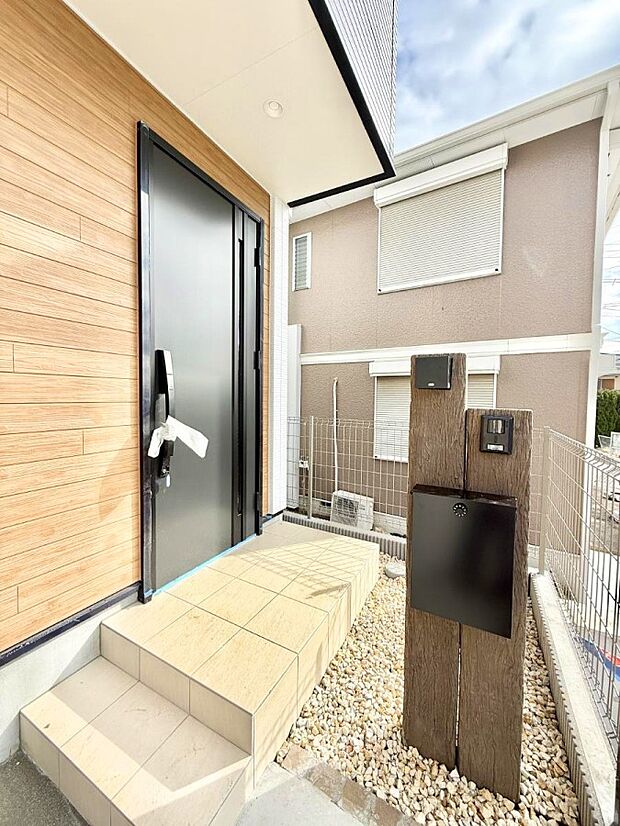 【玄関】■ 家族とゲストをやさしく迎える、心温まる玄関