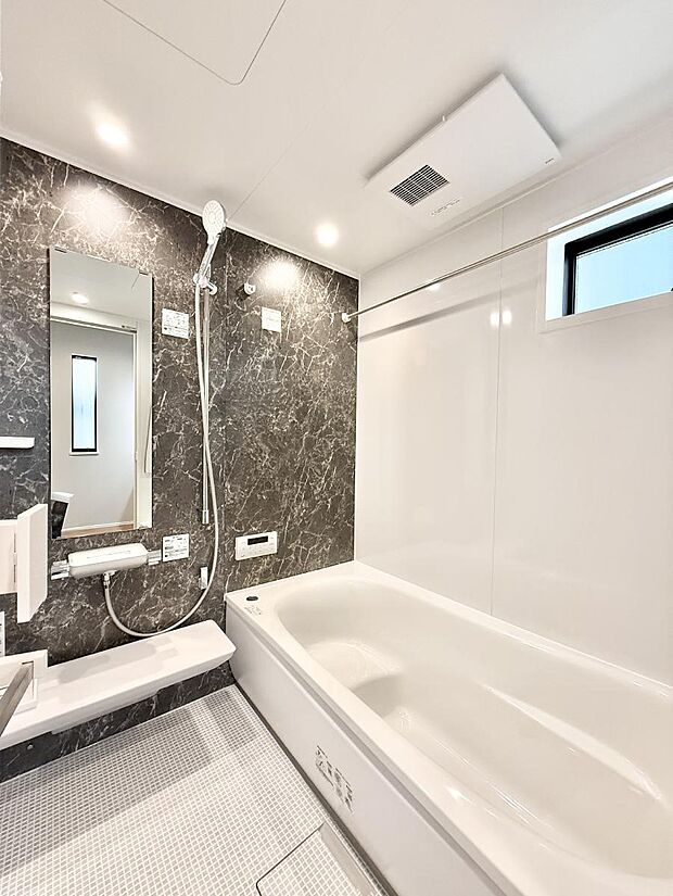 【浴室】■一日の疲れを癒す、心落ち着く空間です