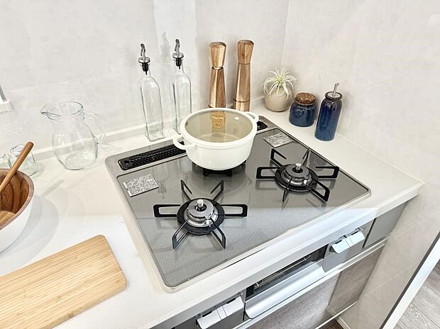 【3口ガスコンロ】■一度に多くの料理ができ便利で効率的