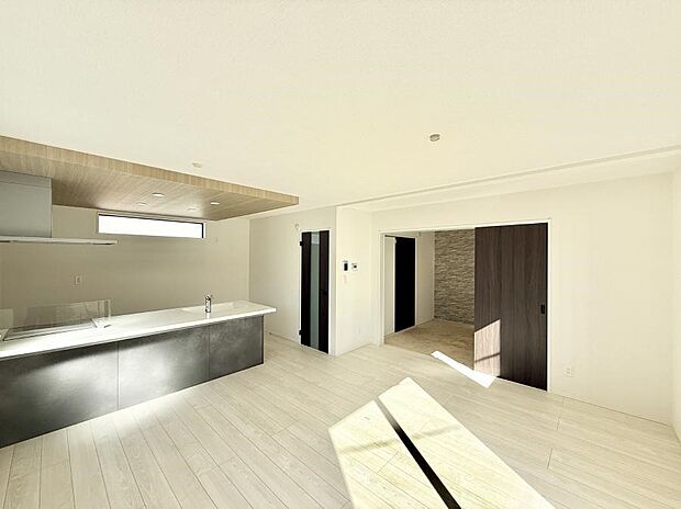 【リビング】■リビングのすぐ隣には居室があるので、遊んでいるお子様にも目が届いて安心ですね  