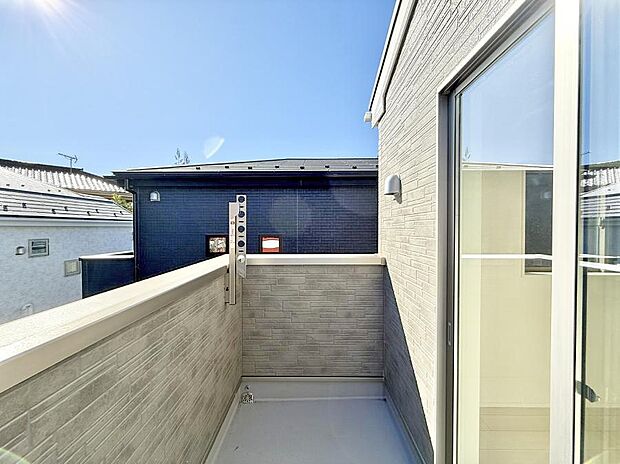 【バルコニー】■ 心地よい風と光を感じる、くつろぎのバルコニー