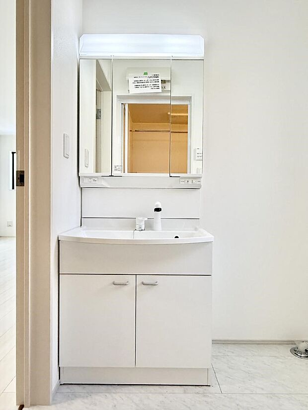 【洗面台・洗面所】■明るい洗面所は毎朝の歯磨きも楽しくできちゃいそうです♪