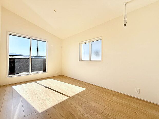 【洋室】大きな窓は開放感があり、明るさ通風バッチリです  