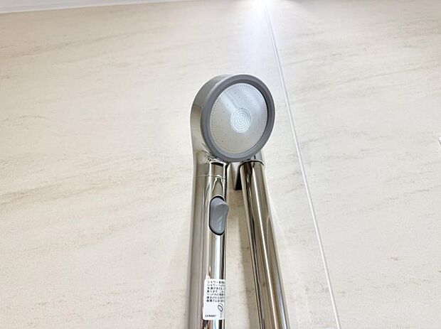 【止水シャワーヘッド】■わざわざシャワー水栓のレバーまで手を伸ばす必要がなく、簡単に止水できる