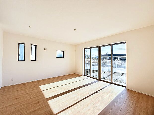 【リビング】■光と風を感じる、リラックスできる空間