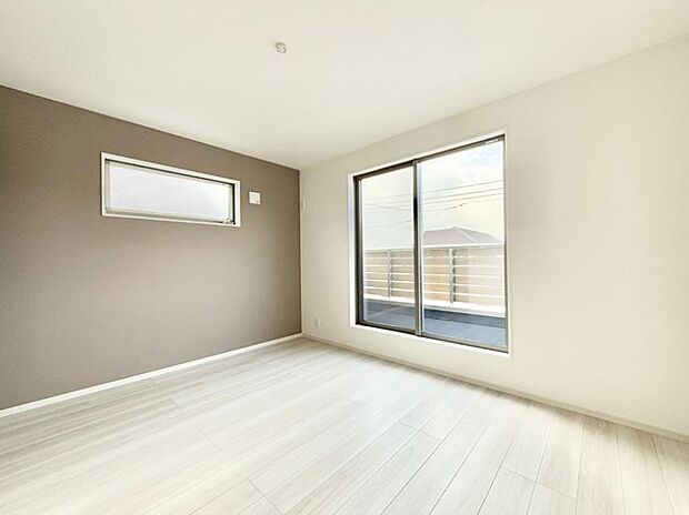【リビング以外の居室】■落ち着いた色合いのお部屋で穏やかな時間を楽しめます