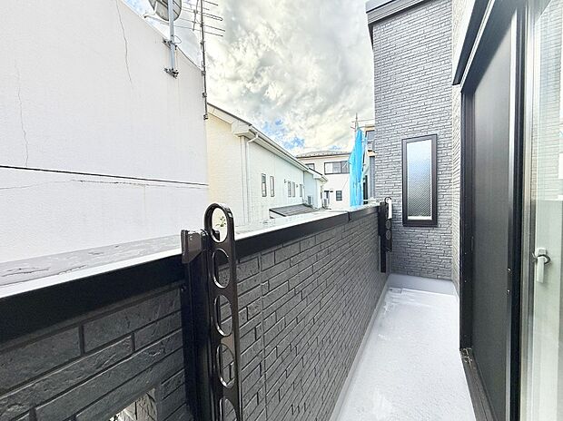 【バルコニー】■ 季節の移ろいを感じられる開放的な空間です