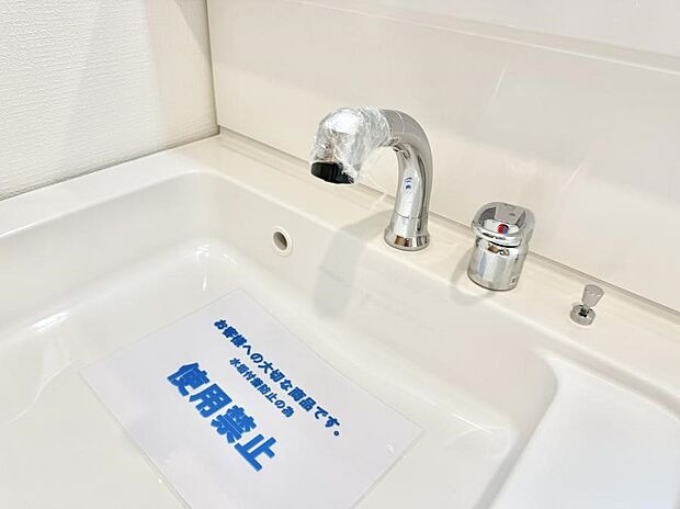 【ハンドシャワー付洗面台】■細かい部分まで洗いやすく便利なハンドシャワー付き