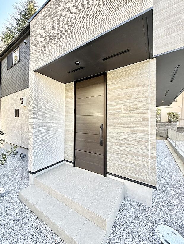 【玄関】■ シンプルで美しく、住まいの第一印象を彩る玄関です