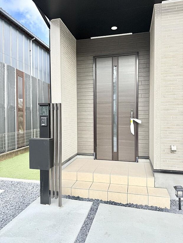 【玄関】■ シンプルで美しく、住まいの第一印象を彩る玄関です