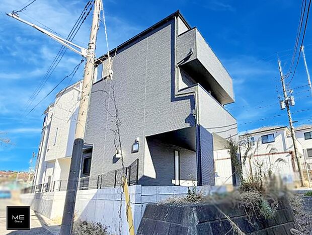 【現地外観写真】暮らしを彩る充実した設備仕様が備わった新築戸建  