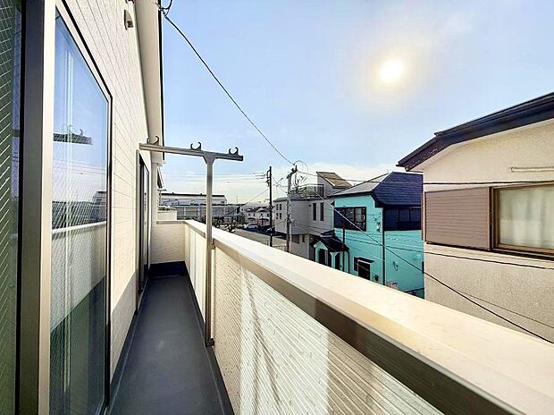 【バルコニー】■ 朝のコーヒーや夜の星空を楽しむ、癒しの場所