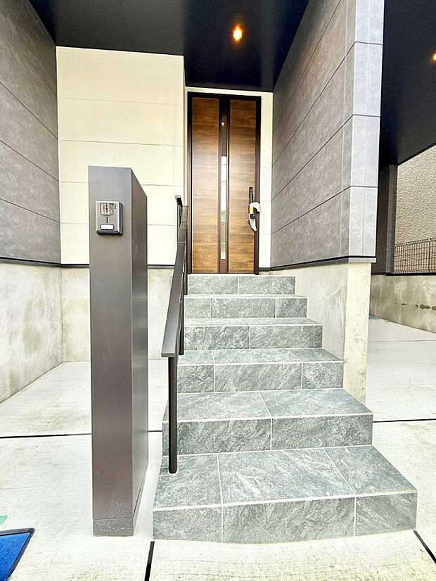 【玄関】■ 帰るたびにホッとする、安心感のある佇まい