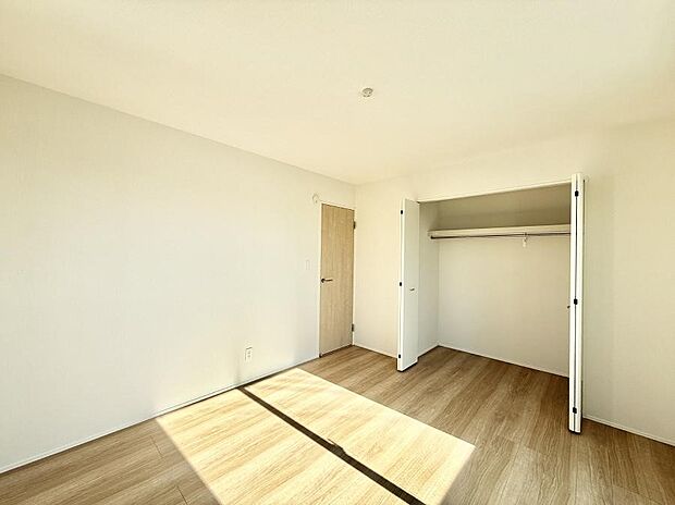 【洋室】■豊富な収納でスッキリしたお部屋に！