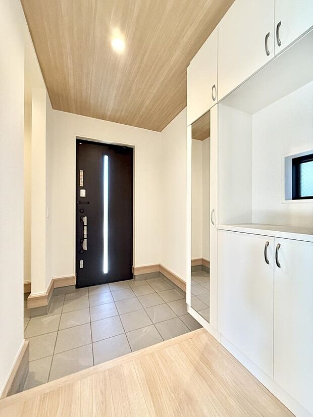 【玄関】■広々、綺麗な玄関でお客様をお出迎え！