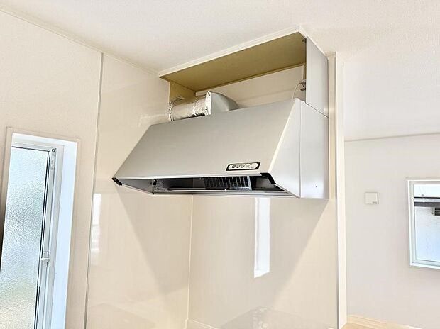 【レンジフード】■調理時の蒸気や匂いが換気扇に誘導され、効率的に排煙ができます。