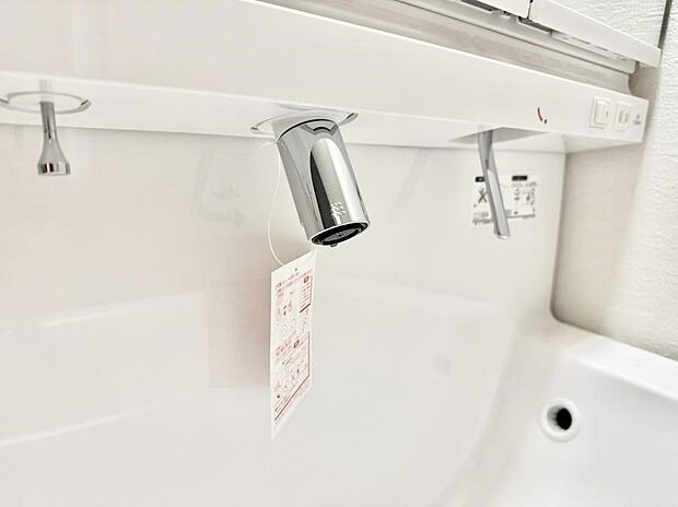 【ハンドシャワー付洗面台】■細かい部分まで洗いやすく便利なハンドシャワー付き