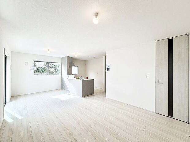 【ダイニング】インテリアを考えるのが楽しみな広いリビングです！  