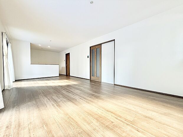 【リビング】広々とした開放感あふれるリビングです