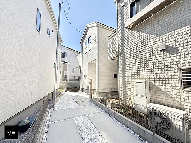 【現地外観写真】道路から家の中が見えにくいのでプライバシーが守られます  