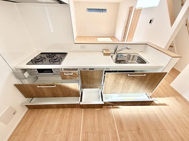 【キッチン】■収納力豊富なシステムキッチンです！