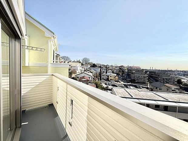 【バルコニー】■ 朝のコーヒーや夜の星空を楽しむ、癒しの場所