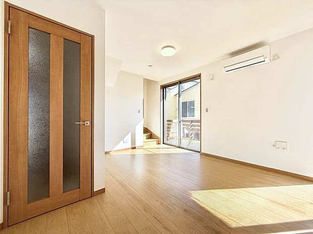 【リビング】■リビングイン階段は、家族の会話、一体感を感じられる空間です。