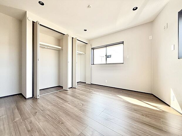 【リビング以外の居室】■大きな収納で荷物がスッキリ片付きます  