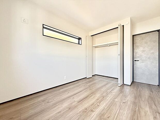 【寝室】■シンプルな空間で、収納付きベッドやデスクなど、多機能な家具を活用しやすいです