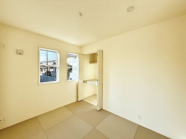 【リビング以外の居室】■落ち着いた色合いのお部屋で穏やかな時間を楽しめます