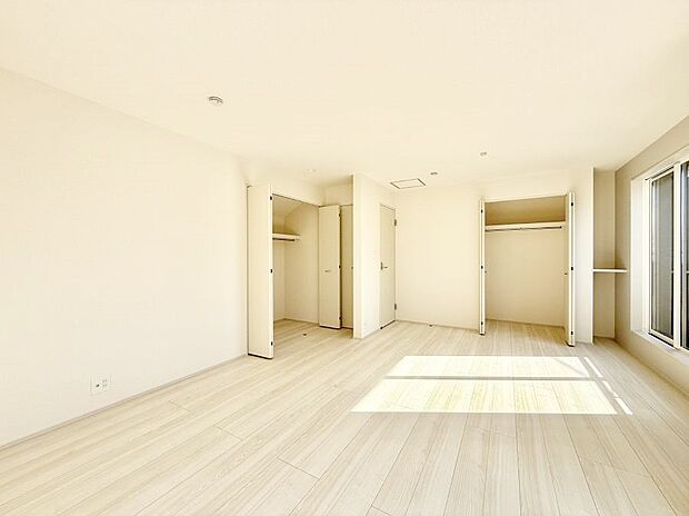 【寝室】■シンプルな空間で、収納付きベッドやデスクなど、多機能な家具を活用しやすいです