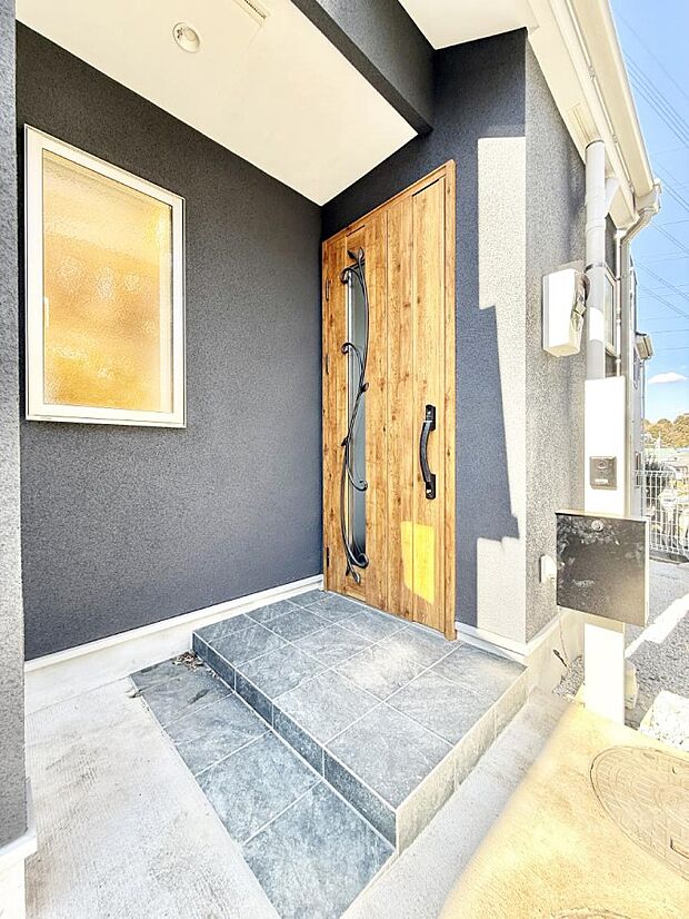 【玄関】■ シンプルで美しく、住まいの第一印象を彩る玄関です