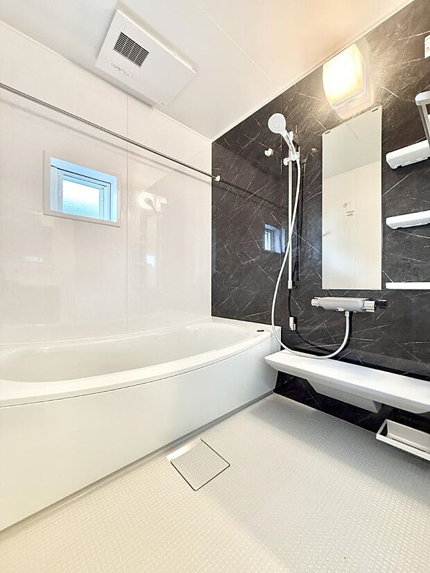 【浴室】■落ち着いた色合いの壁面、ゆっくり寛げるバスルーム