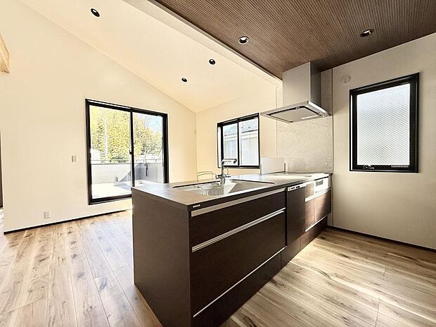 【ダイニングキッチン】■会話が深まる対面キッチン！家族との会話がはずみます！  