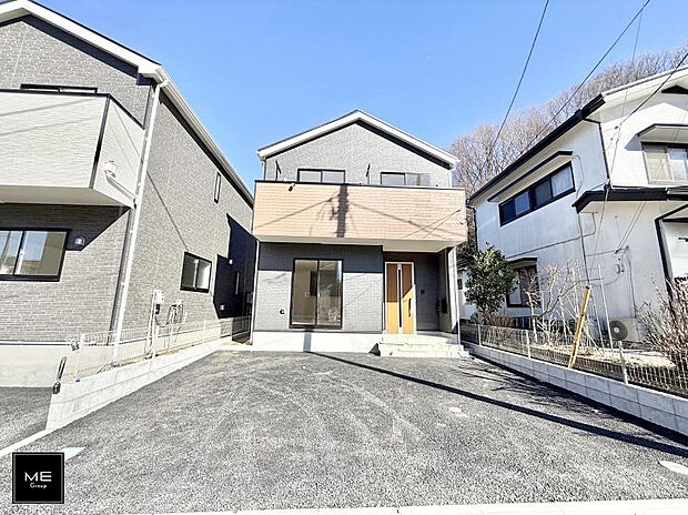 【現地外観写真】暮らしを彩る充実した設備仕様が備わった新築戸建  