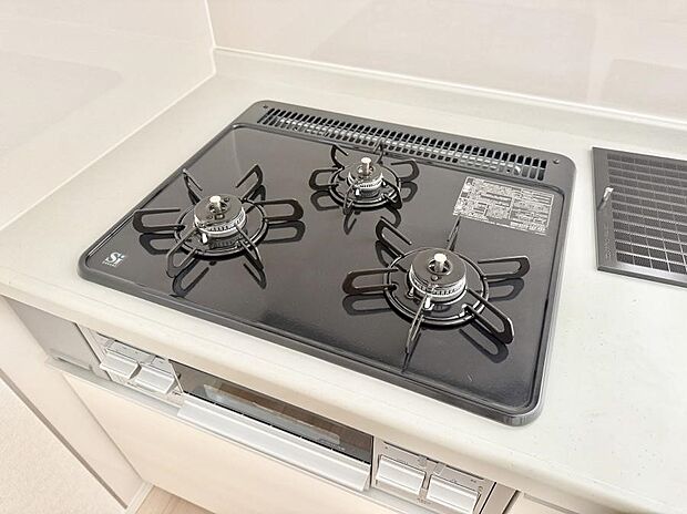 【3口ガスコンロ】■一度に多くの料理ができ便利で効率的