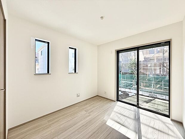 【子供部屋】■大きな窓は開放感があり、明るさ通風バッチリです