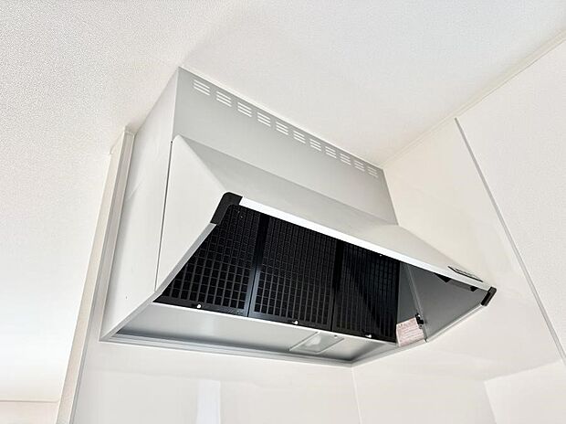 【レンジフード】■調理時の蒸気や匂いが換気扇に誘導され、効率的に排煙ができます。