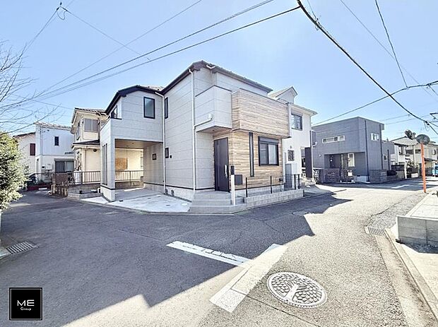 【前面道路含む現地写真】角地につき陽当り良好です！  