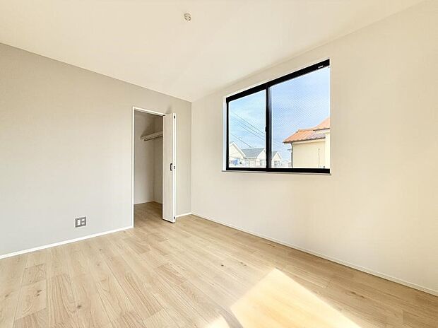 【寝室】■窓の配置や通気性の良い設計で部屋の空気がこもらず、常に新鮮な空気が流れます